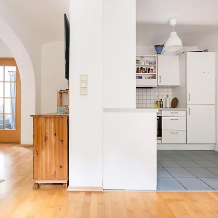 Central, Calm Oasis With Private Parking Apartment