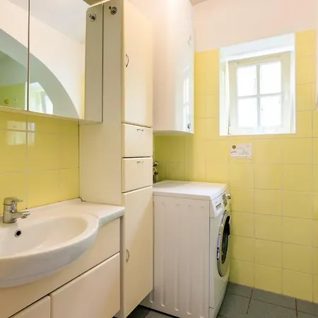 Apartment Central, Calm Oasis With Private Parking *