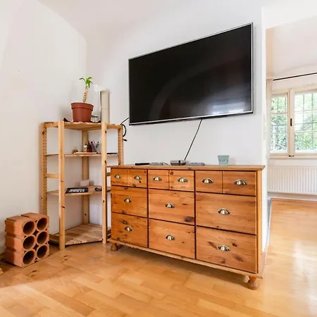 Central, Calm Oasis With Private Parking Apartament