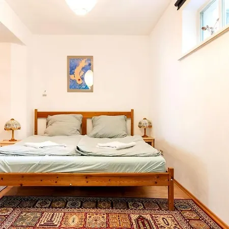 Central, Calm Oasis With Private Parking Apartament