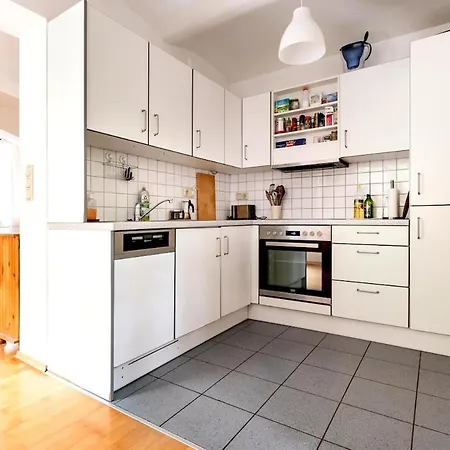Central, Calm Oasis With Private Parking Apartament