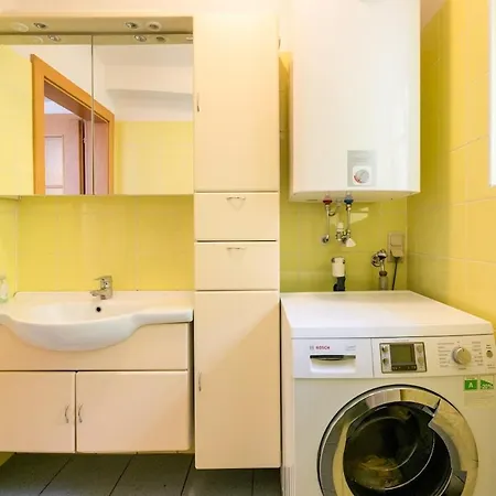 Central, Calm Oasis With Private Parking Apartament Graz