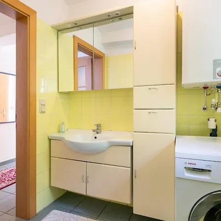 Central, Calm Oasis With Private Parking *